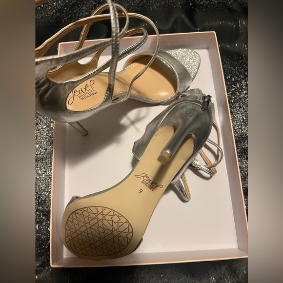 Size 9 Badgley Mischka Silver Shoes - Picture 3 of 3